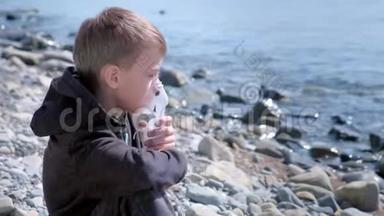 患病儿童8y男孩使用<strong>雾化吸入</strong>面罩治疗海边哮喘。